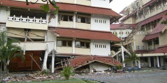 Gedung STIE Kerjasama, Jalan Porwanggan No. 549, Purwo Kinanti, Pakualaman, Kota Yogyakarta, roboh akibat gempa di Yogyakarta pada 26 Mei 2006.(KOMPAS/DAVY SUKAMTA)